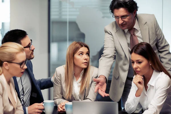 Groep Van Mensen Uit Het Bedrijfsleven Bij Brainstorm Kantoor — Stockfoto