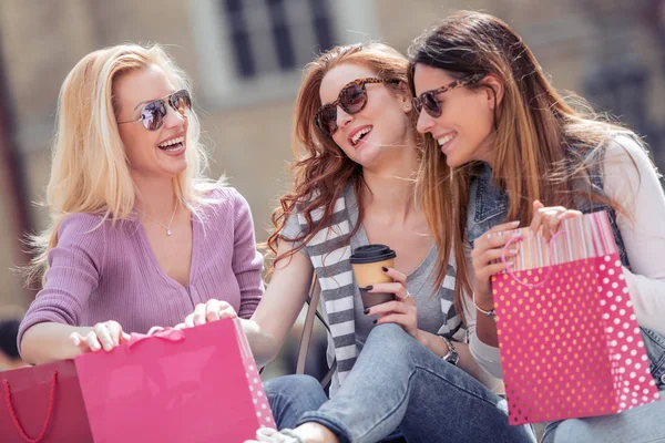 Счастливые Друзья Ходят Магазинам Три Красивые Молодые Женщины Наслаждаются Покупками — стоковое фото