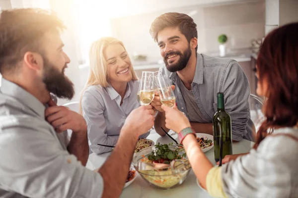 Evde yemek zevk olumlu mutlu genç insanlar. Herkesi, dostları, boş zaman ve gıda kavramı.