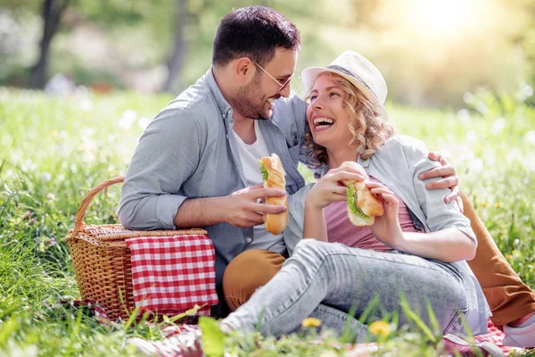 Pareja Joven Enamorada Comiendo Sándwiches Disfrutando Parque —  Fotos de Stock