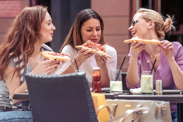 Meg Pizza Három Fiatal Vidám Lány Pizzát Eszik — Stock Fotó