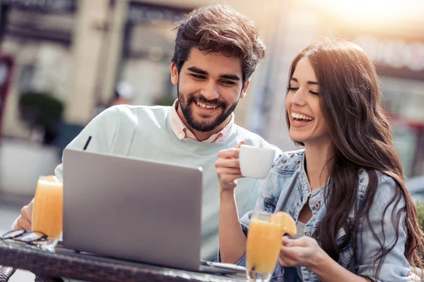 Attraktives Junges Paar Nutzt Laptop Für Dating Café — Stockfoto