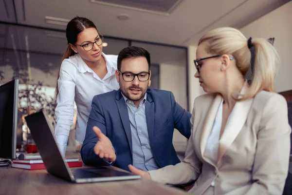 Affärsmän Affärsmän Delar Med Sig Sina Idéer — Stockfoto