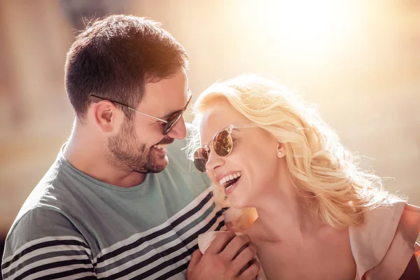 Glückliches Junges Paar Hat Spaß Freien Und Lächelt — Stockfoto