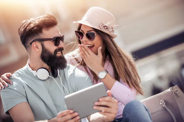 Retrato Pareja Joven Usando Tableta Escuchando Música Calle — Foto de Stock