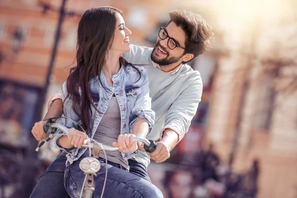 Yaz Bisiklete binmek zevk. Genç çift şehirde bisiklet sürme.