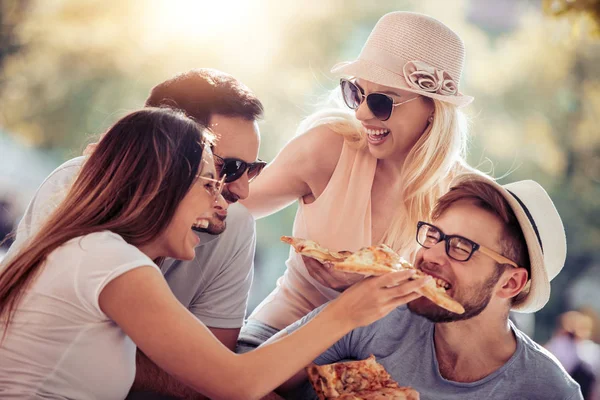 Szórakozás Város Pizzát Eszik Meg — Stock Fotó