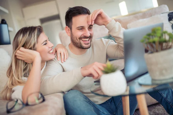 Allegro Giovane Coppia Utilizzando Computer Portatile Casa — Foto Stock