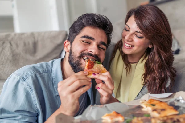 Happy Young Couple Enjoying Pizza Home People Love Food Home — стоковое фото