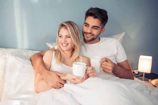 Romantic Tineri Cuplu Care Bucură Dormitorul Lor — Fotografie, imagine de stoc