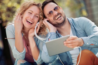 Sokakta müzik dinlerken eğleniyor mutlu genç çiftin yakın çekim.