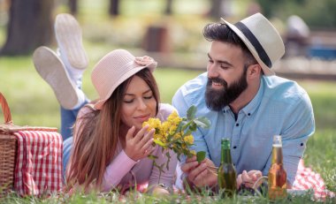 Eğleniyor ve parkta zevk aşık genç çift.