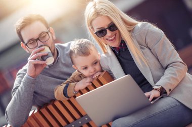 Laptop bir şey izlerken neşeli genç Aile.