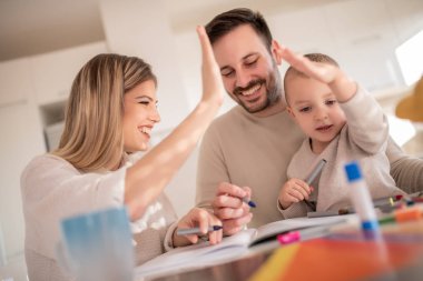 Annem ve babam oğulları mutfak at ile çizim 