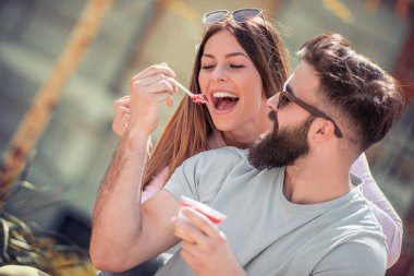 Açık havada eğleniyor, dondurma yemek mutlu genç Çift.