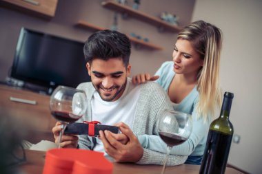 Romantik bir gece evimde mutlu genç çift.