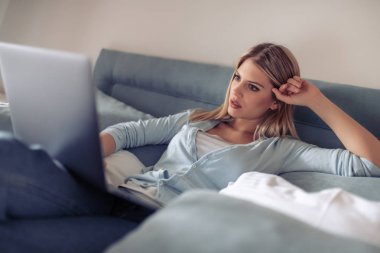 Ev ofisindeki çalışan kadın. İnsanlar, iş, ofis ve ev ofis.