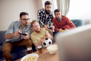 İskambil video spor, onlar oturma odasında ve birlikte oynayan arkadaş grubu.