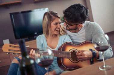 Romantik bir gece evde olan genç çift.