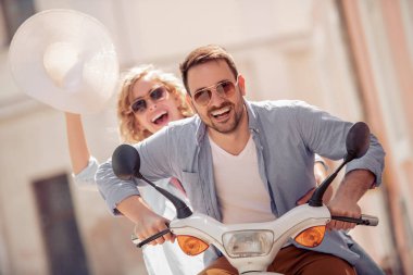 Çift sürme scooter, tatil keyfi.