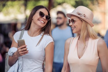 şehirde birlikte eğleniyor iki bayan arkadaş