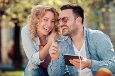 Sokakta müzik dinlerken eğleniyor mutlu genç çiftin yakın çekim.