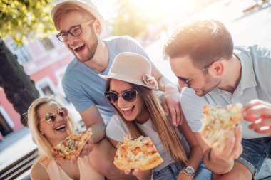 Arkadaşlar eğlenmeye ve pizza yemek city