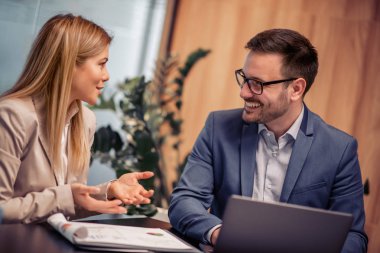 Birlikte modern ofisinde çalışan iki iş arkadaşları.