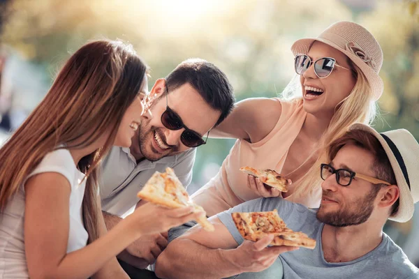 Amici Che Divertono Mangiano Pizza Città — Foto Stock