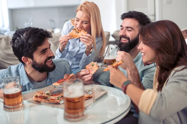 Vidám Baráti Társaság Akik Otthon Szórakoznak Pizzát Esznek — Stock Fotó