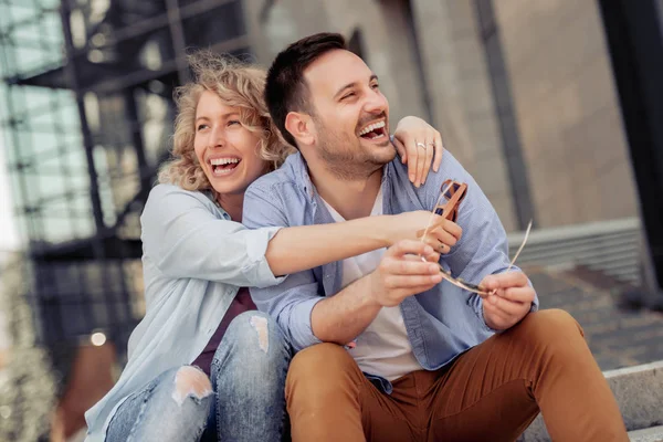 Belo Jovem Casal Apaixonado Desfrutando Juntos Livre — Fotografia de Stock