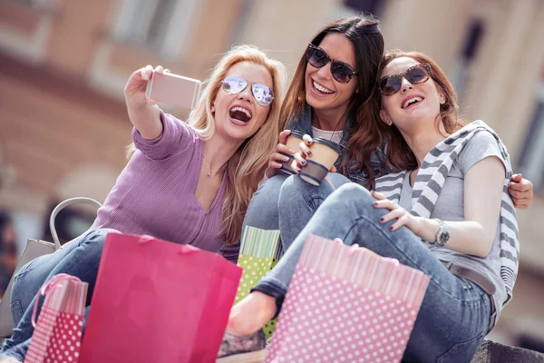 Três Belas Mulheres Sorridentes Com Sacos Compras Tirando Selfie Cidade — Fotografia de Stock