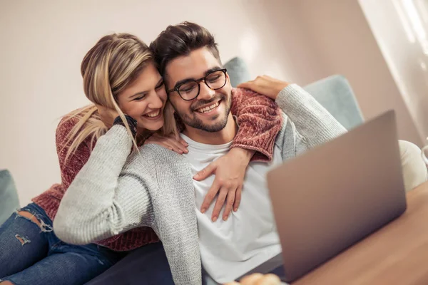 Retrato Hermosa Pareja Joven Usando Ordenador Portátil Sofá Casa — Foto de Stock