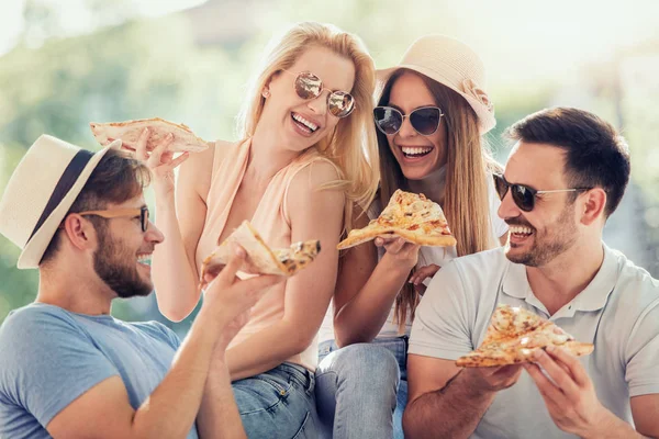 Vänner Att Kul Och Äta Pizza Tillsammans City — Stockfoto