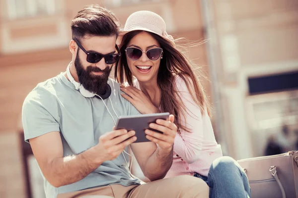 Portrait Jeune Couple Utilisant Une Tablette Écoutant Musique Dans Rue — Photo