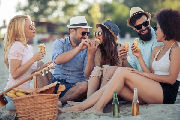 Grupo Jóvenes Comiendo Sándwiches Durante Picnic Playa — Foto de Stock
