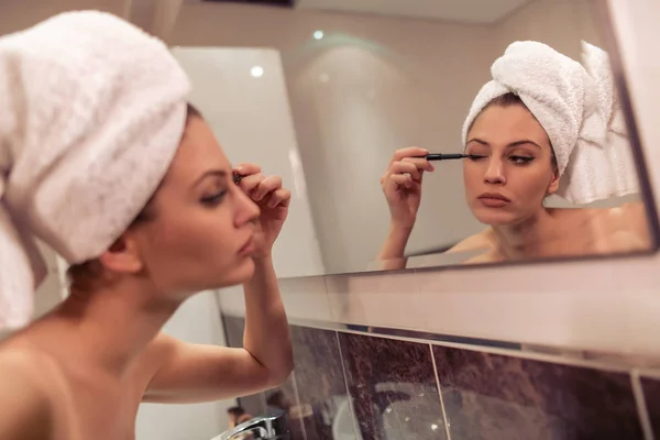 Sabah Makyaj Gülümseyen Kadın Banyoda Makyaj Uygulanması — Stok fotoğraf
