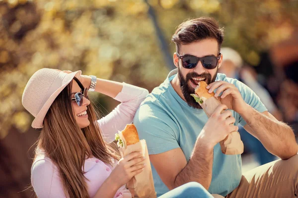 Pareja Comiendo Sándwich Aire Libre Pasando Buen Rato Juntos — Foto de Stock