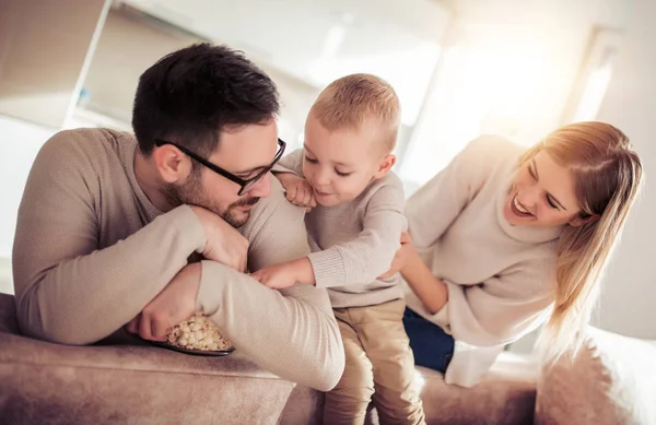 Joyeux Jeune Famille Ayant Beaucoup Temps Maison — Photo