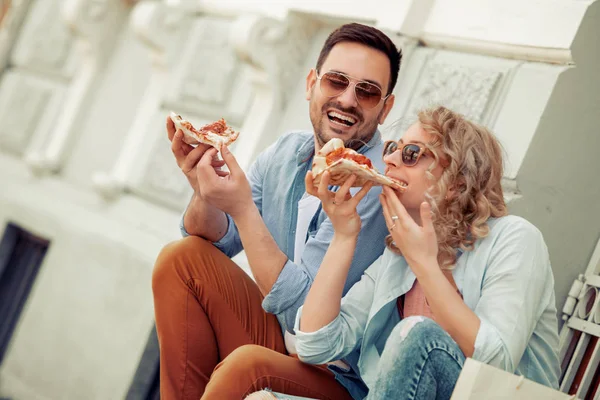 Пара Закусок Пиццы Открытом Воздухе Веселятся Вместе — стоковое фото