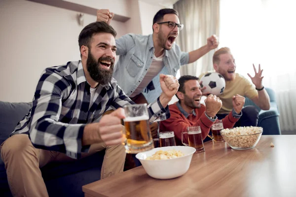 Friendship Sports Entertainment Happy Male Friends Beer Popcorn Chips Watching — Stock Photo, Image
