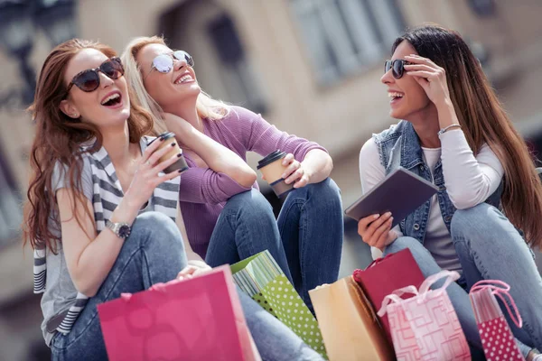 Três Belas Mulheres Sorridentes Com Xícaras Café Sacos Compras Cidade — Fotografia de Stock