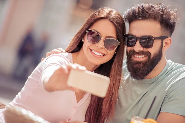 Hermosa Pareja Tomando Café Una Cita Divirtiéndose Juntos — Foto de Stock