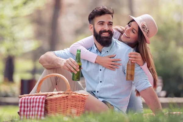 Radostné Pár Relaxační Parku Lidé Zábava Láska Příroda Koncepce — Stock fotografie