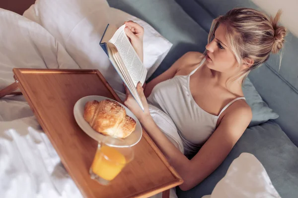 Beautiful Woman Having Breakfast Bed Reading Book — Stock Photo, Image