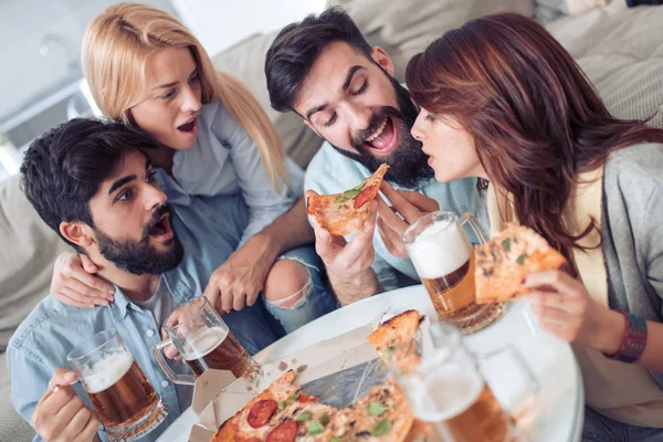 Skupina Mladých Lidí Jíst Pizzu Zároveň Baví Spolu — Stock fotografie