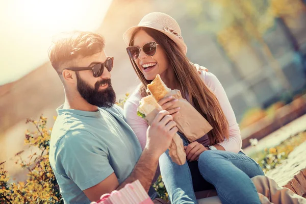 Pareja Comiendo Sándwich Aire Libre Pasando Buen Rato Juntos — Foto de Stock