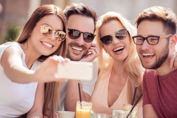 Amigos Pasando Buen Rato Cafetería Tomando Selfie — Foto de Stock