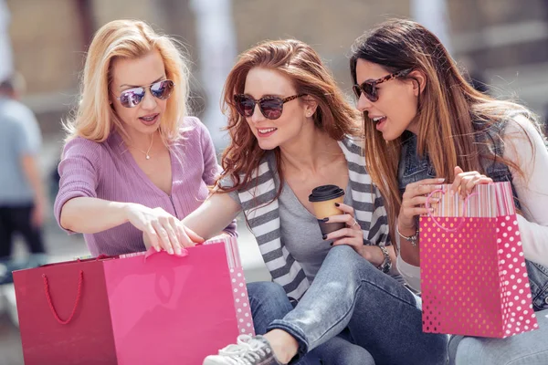 Feliz Amigos Compras Três Lindas Jovens Mulheres Gostando Fazer Compras — Fotografia de Stock