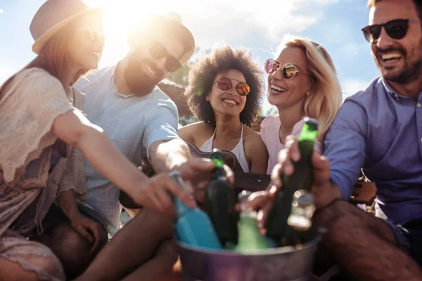 Group Friends Taking Beer Bottles Beach — Stock Photo, Image